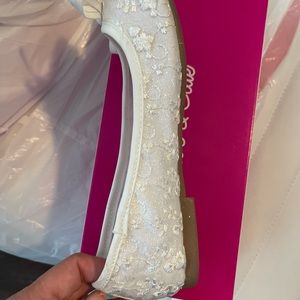 Nice white sparkle shoes non smoke house, not pets, used only 4 hours.